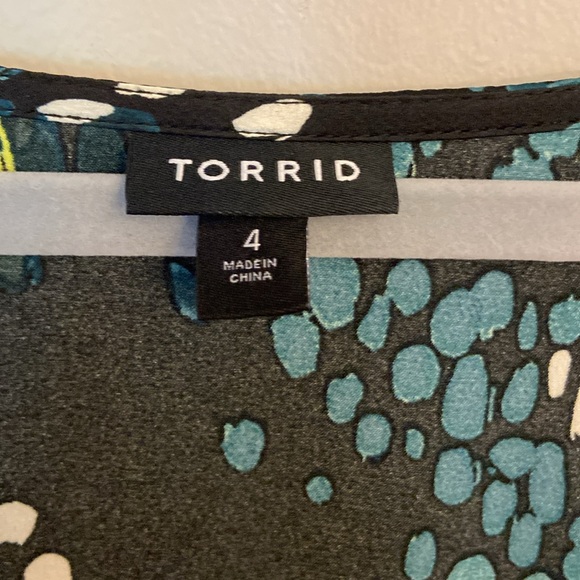 Torrid Midi Bubble Charm Flutter Sleeve Wrap Dress size 4 / 4x - Picture 10 of 11